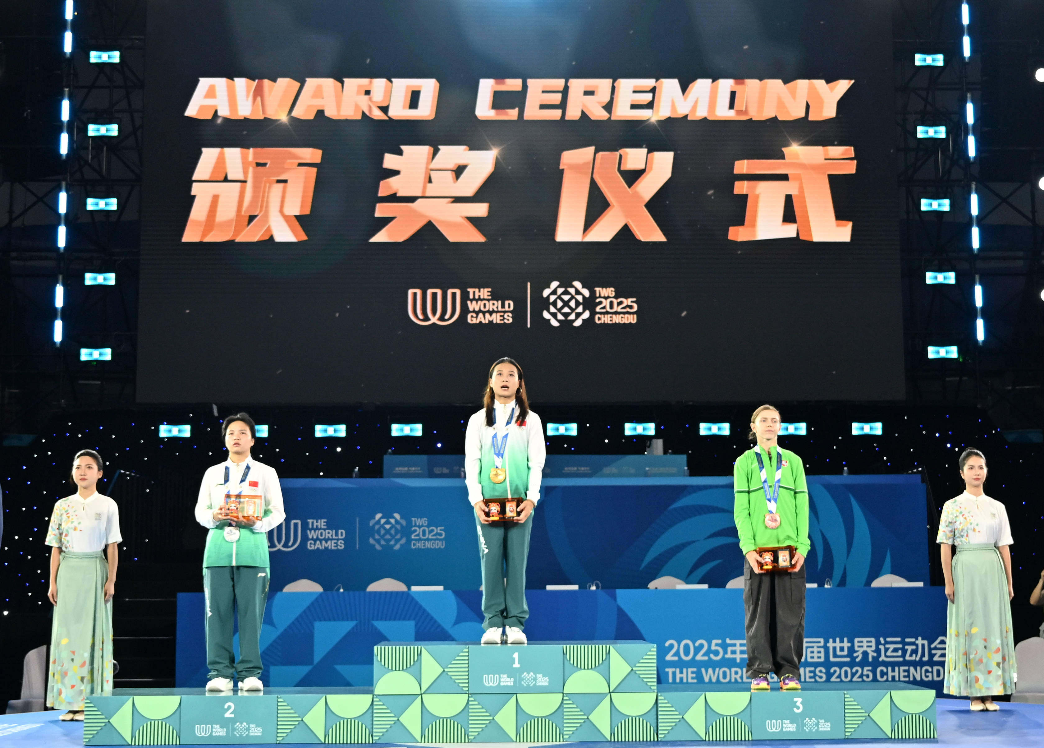 金牌选手激动庆祝，感恩支持者