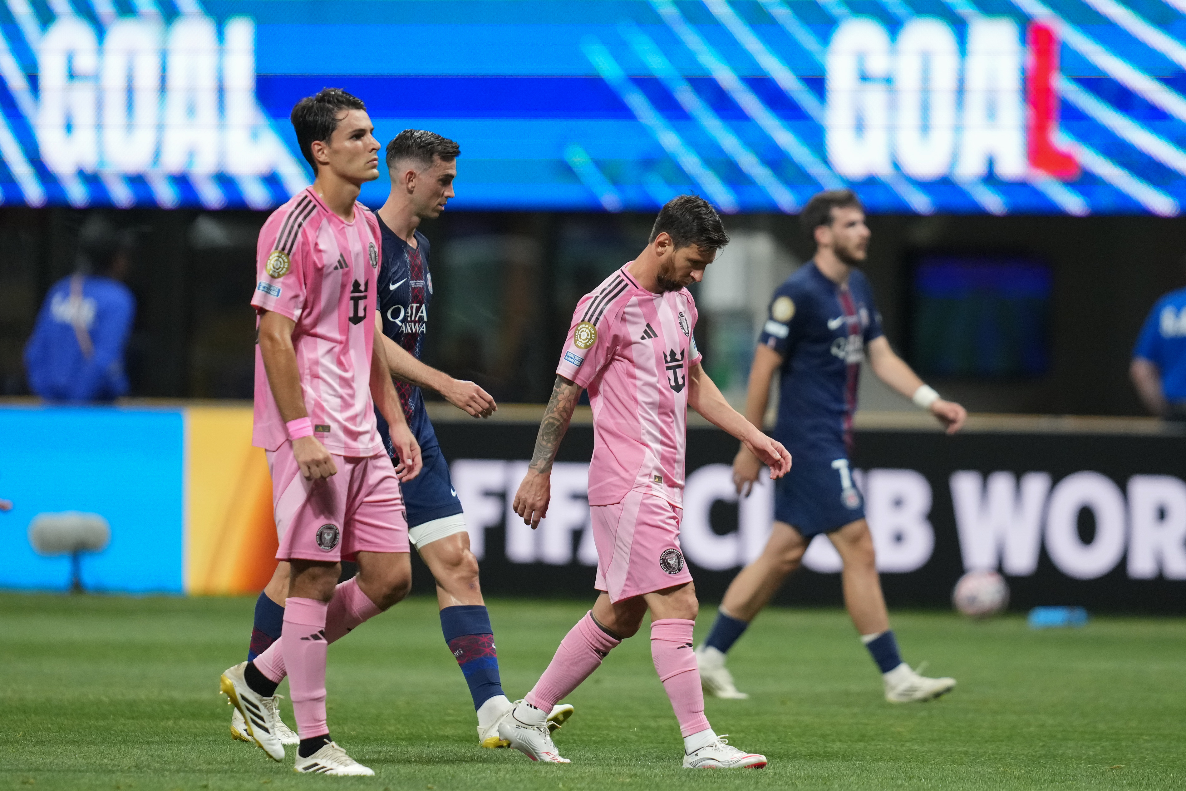 包含尤文图斯连续胜利，巴黎圣日耳曼接连遭遇挫败的词条