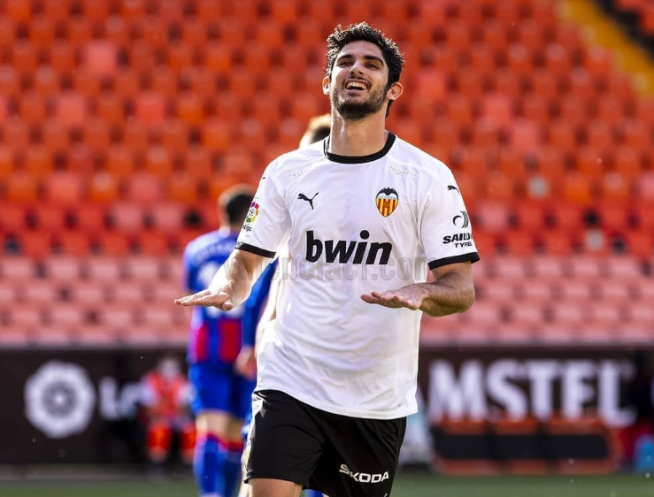 包含瓦伦西亚客场逼平AC米兰，保持积分榜第一的词条