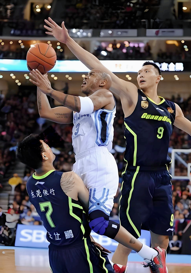 比赛现场惊心动魄,球员们全情投入争胜 比赛现场惊心动魄,球员们全情投入争胜