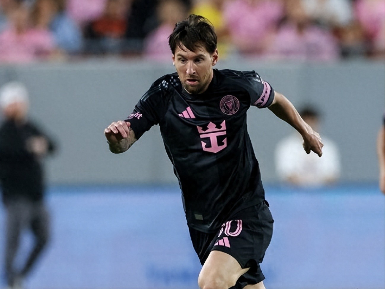 包含国际足球赛事中场下球员的努力的词条