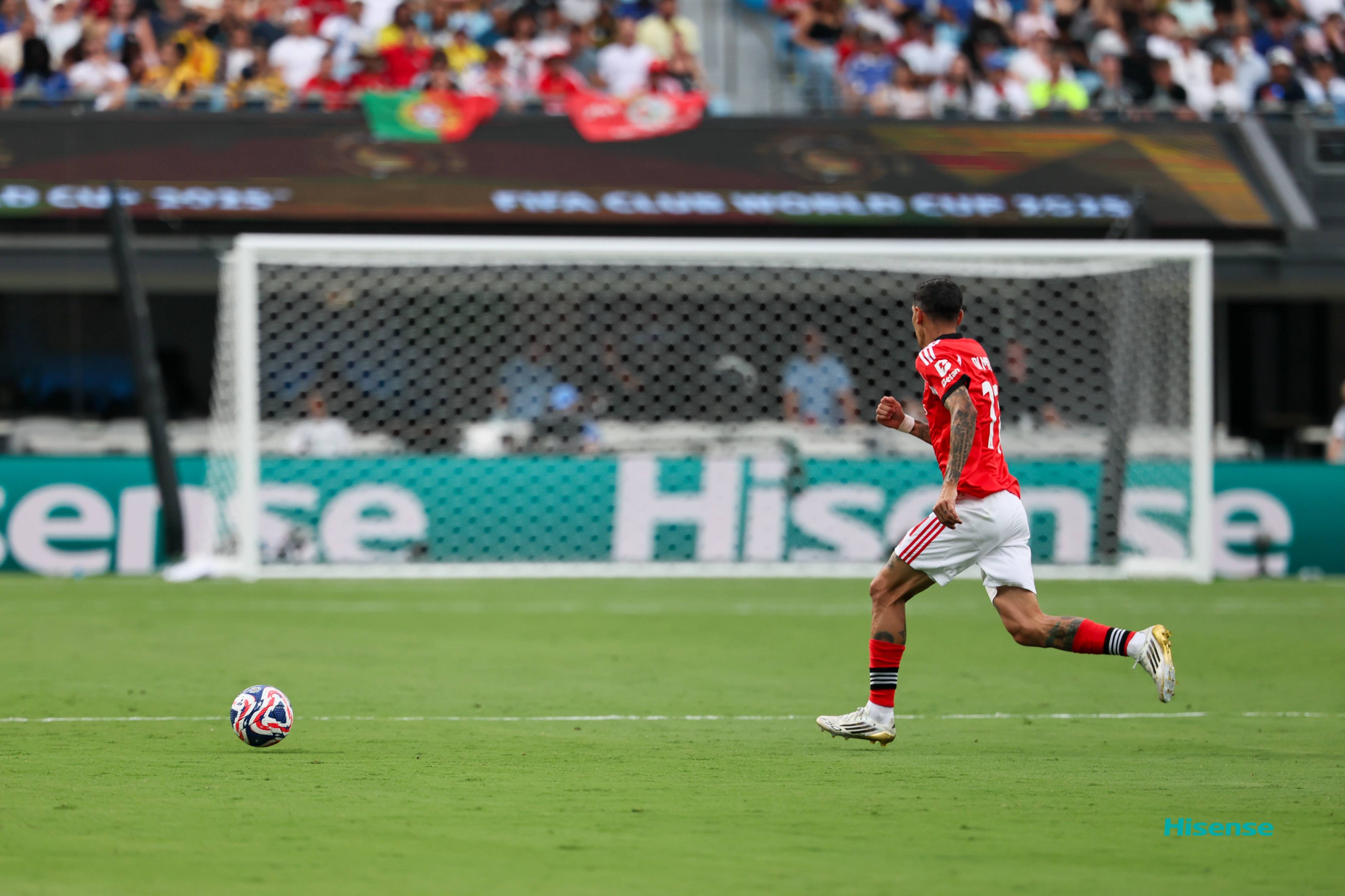 比赛中球场意外事件发生,暂时中断比赛 比赛中球场意外事件发生,暂时中断比赛