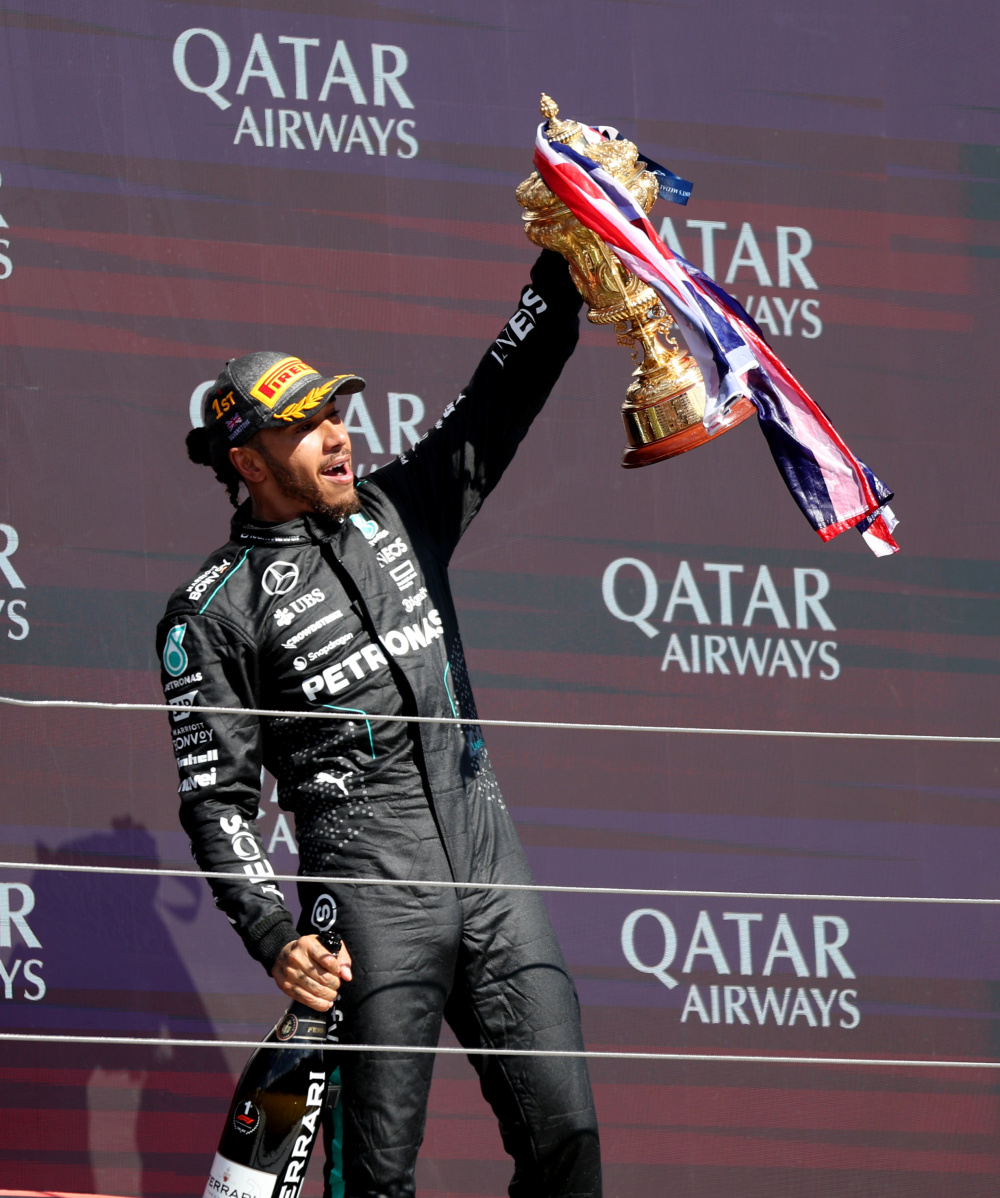 阿斯顿马丁碾压索伯车队，汉密尔顿刷新纪录的简单介绍