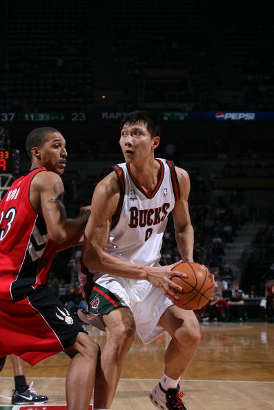 猛龙碾压骑士，易建联扛起全队