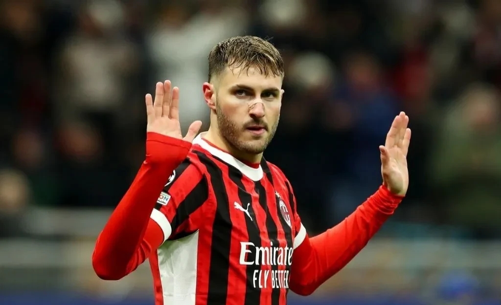 雷火电竞网址-AC米兰中场断球发动进攻，球队积极进取