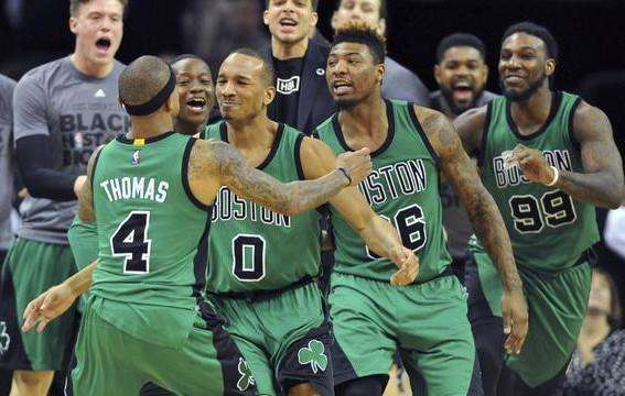 上海队逆转北京队，欧文带队取胜